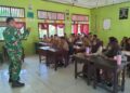 Babinsa di Babahrot Berikan Pembelajaran Matematika Gasing kepada Pelajar