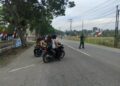 Babinsa Koramil 06/Dam Bantu Siswa Menyeberang Jalan, Wujudkan Keamanan di Wilayah Binaan