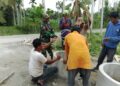 Babinsa Bantu Warga di Babahrot Siapkan Pembangunan Sumur Cincin