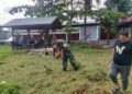 Turun ke Sawah, Serda Subandi Dampingi Petani Persiapkan Tanam Padi