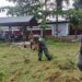 Turun ke Sawah, Serda Subandi Dampingi Petani Persiapkan Tanam Padi