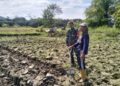 Babinsa Ajak Warga di Babahrot Manfaatkan Lahan untuk Ketahanan Pangan