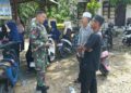 Komsos dengan Warga di Babahrot, Babinsa Imbau Tidak Bakar Lahan Saat Bersihkan Kebun
