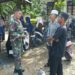 Komsos dengan Warga di Babahrot, Babinsa Imbau Tidak Bakar Lahan Saat Bersihkan Kebun