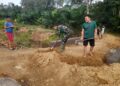 Babinsa Hadir di Tengah Masyarakat, TK/PAUD Desa Suka Makmur Dibersihkan Secara Gotong Royong