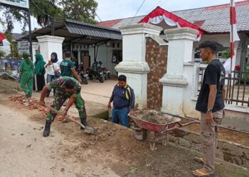 Babinsa Hadir di Tengah Masyarakat, TK/PAUD Desa Suka Makmur Dibersihkan Secara Gotong Royong