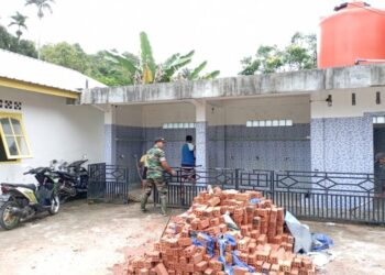 Jum’at Berkah, Babinsa Babahrot Gotong Royong Bersihkan Tempat Ibadah