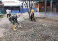 Babinsa Koramil 02/Langsa Bersama Perangkat Desa Gotong Royong Bersihkan Halaman Masjid Suhada