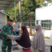 Peduli Gizi Masyarakat, Babinsa Koramil 23/Langsa Timur Dampingi Penyaluran Bantuan Ikan Segar