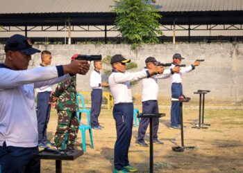 Asah Ketepatan dan Kecepatan, Danmenkav 2 Mar Pimpin Latihan Menembak Pistol