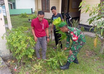 Babinsa Koramil 06/Senayang Tumbuhkan Semangat Kebersamaan dan Peduli Lingkungan