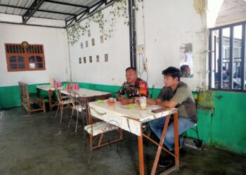 Secangkir Kopi Jadi Jembatan Komunikasi, Babinsa Koramil 07/Salak Temui Mitra Karib