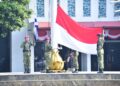 KADISINFOLAHTA KORPS MARINIR PIMPIN UPACARA PENAIKAN BENDERA, KOKOHKAN DISIPLIN DAN JIWA PATRIOTISME PRAJURIT