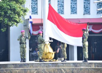 KADISINFOLAHTA KORPS MARINIR PIMPIN UPACARA PENAIKAN BENDERA, KOKOHKAN DISIPLIN DAN JIWA PATRIOTISME PRAJURIT