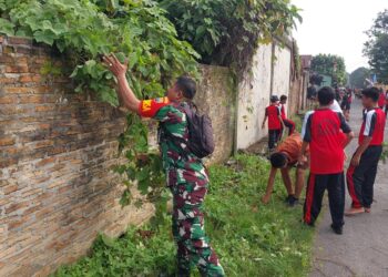 Babinsa Koramil 14/PB Bersama Siswa SMPN 1 Pancur Batu Gotong Royong Bersihkan Parit