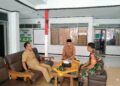 Tingkatkan Kondusifitas Wilayah, Babinsa Ngadirejo Gelar Komsos Bersama Aparat Kelurahan