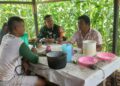 Duduk di Gubuk Petani, Babinsa Koramil 06/Kerajaan Serda Rudi Limbong Beri Semangat Petani Jagung
