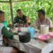 Duduk di Gubuk Petani, Babinsa Koramil 06/Kerajaan Serda Rudi Limbong Beri Semangat Petani Jagung