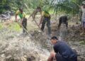Tanggap Kekeringan, Satgas Yonarmed 13/Nanggala Perbaiki Pipa Air Warga Desa Jasa