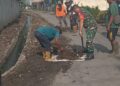 BABINSA BERSAMA P3SU GOTONG ROYONG BERSIHKAN SISA SAMPAH