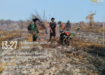 Pantang Menyerah Diterpa Panas dan Kabut Asap, Kodim 1209/Bengkayang Terus Berjuang Padamkan Karhutla