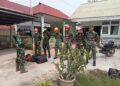 Beberapa Titik Hotspot Terdeteksi, Danramil 04/Jawai Langsung Pimpin Anggota Padamkan Api di Desa Mutus Darussalam