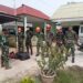 Beberapa Titik Hotspot Terdeteksi, Danramil 04/Jawai Langsung Pimpin Anggota Padamkan Api di Desa Mutus Darussalam