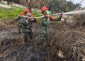 Koramil 1204-01/Kapuas Bersama Masyarakat Padamkan Dua Titik Karhutla di Kecamatan Kapuas