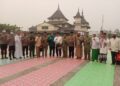 Tim Penyuluh Karhutla Mabes TNI Wilayah Kabupaten Sambas Ikuti Salat Istisqa di Halaman Keraton Sambas