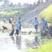 Gerakan TNI Peduli Sampah, Lanud Iswahjudi Bersama BBWS dan Masyarakat Bersihkan Sungai Bengawan Madiun