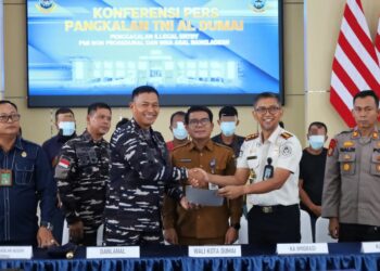 TIM GABUNGAN TNI AL GAGALKAN PENYELUNDUPAN PMI ILLEGAL DAN WNA BANGLADESH DI PERAIRAN DUMAI, RIAU