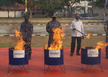 1,4 Juta Batang Rokok Ilegal Dimusnahkan, Pangkoarmada RI dan Komandan Kodaeral XI Tegaskan Komitmen Tegakkan Hukum Negara