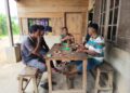 Ngopi di Ujung Pakpak Bharat, Babinsa Ingatkan Warga Waspadai Karhutla