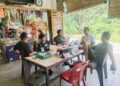 Jalin Hubungan Kerja yang Baik, Babinsa melaksanakan Komsos dengan Masyarakat Desa Binaan