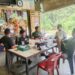 Jalin Hubungan Kerja yang Baik, Babinsa melaksanakan Komsos dengan Masyarakat Desa Binaan