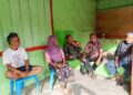 Anjangsana ke Rumah Kadus, Babinsa Koramil 06/Kerajaan Serap Informasi Warga dari Teras Rumah