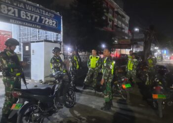BABINSA SERTU BINTANG SUSILO DAN SERDA SURADI MELAKSANAKAN KEGIATAN PATROLI MOTORIS DALAM MENJAGA KEAMANAN WILAYAH