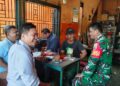 Serap Informasi Sambil Ngopi Bersama Warga, Babinsa Komsos di Warung Kopi