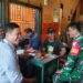 Serap Informasi Sambil Ngopi Bersama Warga, Babinsa Komsos di Warung Kopi