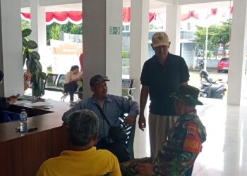 Waspada Curah Hujan Tnggi Babinsa Komsos dengan Warga Binaan di Kantor Camat.