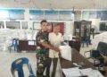 BABINSA KORAMIL 0201-13/PST DAMPINGI PEMBAGIAN BAHAN PANGAN KEPADA WARGA