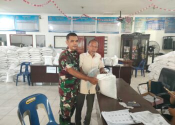 BABINSA KORAMIL 0201-13/PST DAMPINGI PEMBAGIAN BAHAN PANGAN KEPADA WARGA