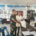 BABINSA KORAMIL 0201-13/PST DAMPINGI PEMBAGIAN BAHAN PANGAN KEPADA WARGA