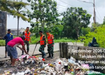 Satgas Sampah Kodim 0510/Tigaraksa Turun Langsung Bersihkan Tumpukan Sampah di Desa Tanjakan Mekar