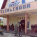 Sapaan Hangat di Pintu Gereja HKBP Tigalingga: Ketika Babinsa Monitoring Kegiatan