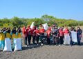 Danpuslatpurmar 5 Baluran Pimpin Bersih-Bersih Pantai