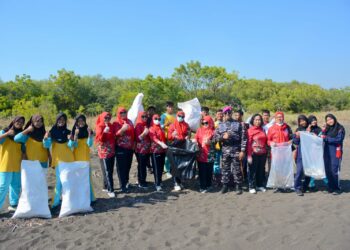 Danpuslatpurmar 5 Baluran Pimpin Bersih-Bersih Pantai