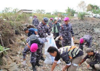 Aksi Bersih-bersih Pantai, Puslatpurmar 8 Teluk Ratai Warnai HUT ke-81 TNI AL di Pantai Gunung Kunyit