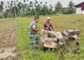 ​Turun Ke Lumpur Bersama Warga, Aksi Babinsa Koramil 21/Paya Bakong Operasikan Traktor