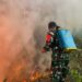 Prajurit TNI dan Warga Berjibaku di Tengah Kepungan Api Hutan Ngrayun